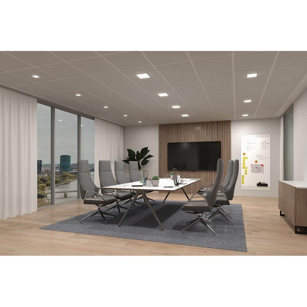 Büro mit VariFit LED Einbaupanel Veluna Edge 4000K Dimmbar IP44 über einem Konferenztisch.