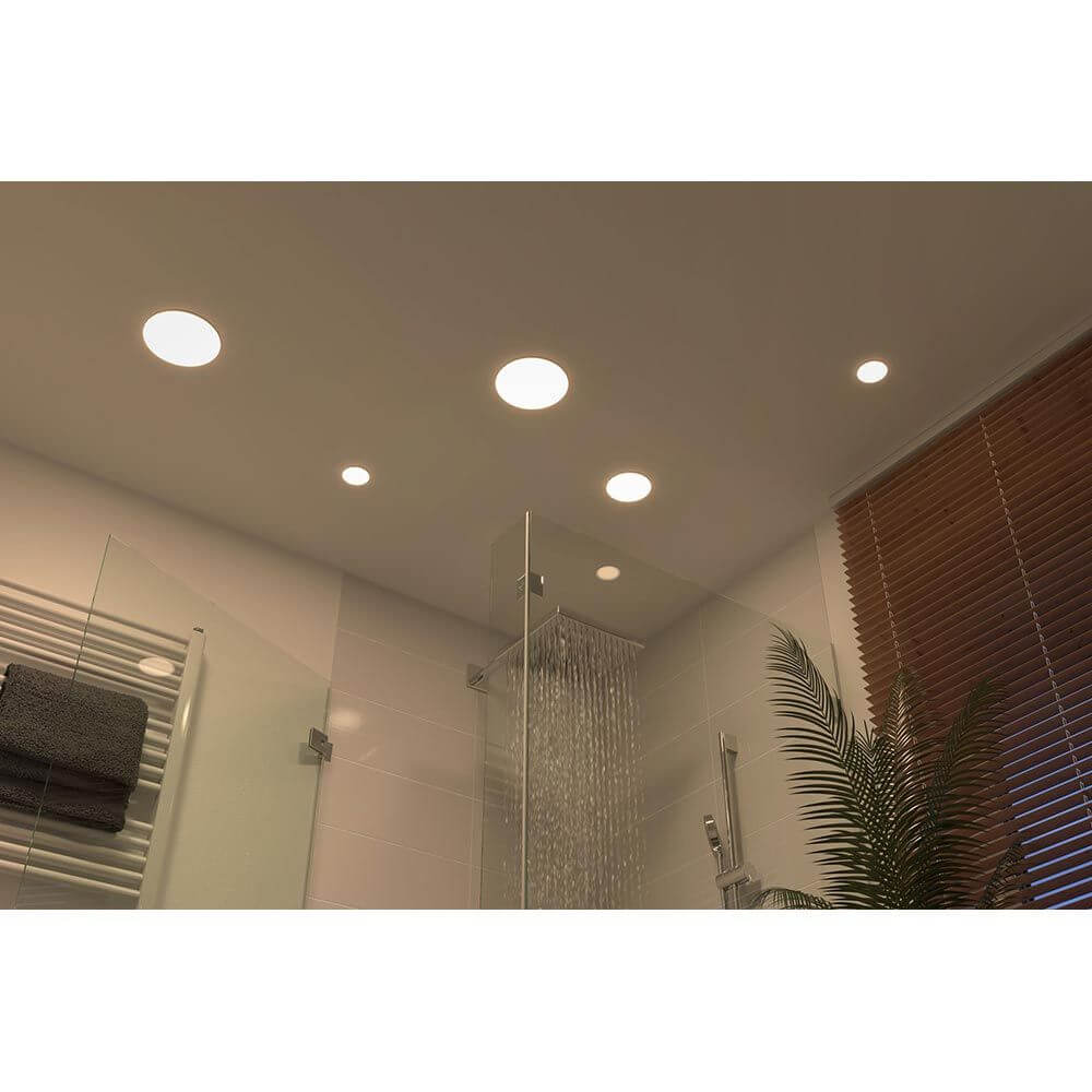 Innenansicht eines Badezimmers mit mehreren VariFit LED Einbaupanel Veluna Rund Ø 7,5cm Satin Deckenleuchten.