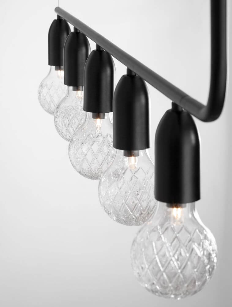 Veda Pendelleuchte mit fünf gläsernen Kugellampen und schwarzem Gestell im modernen Design.