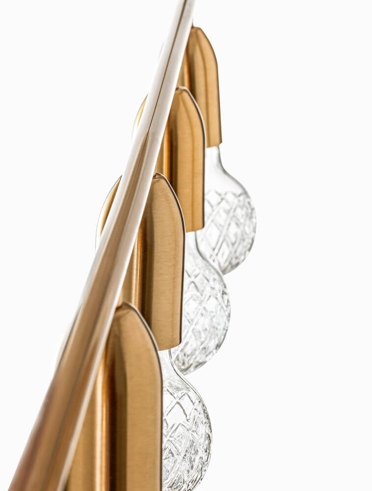 Detailansicht der Veda Pendelleuchte mit goldenen Halterungen und transparenten Glaskugeln, modernes Design.