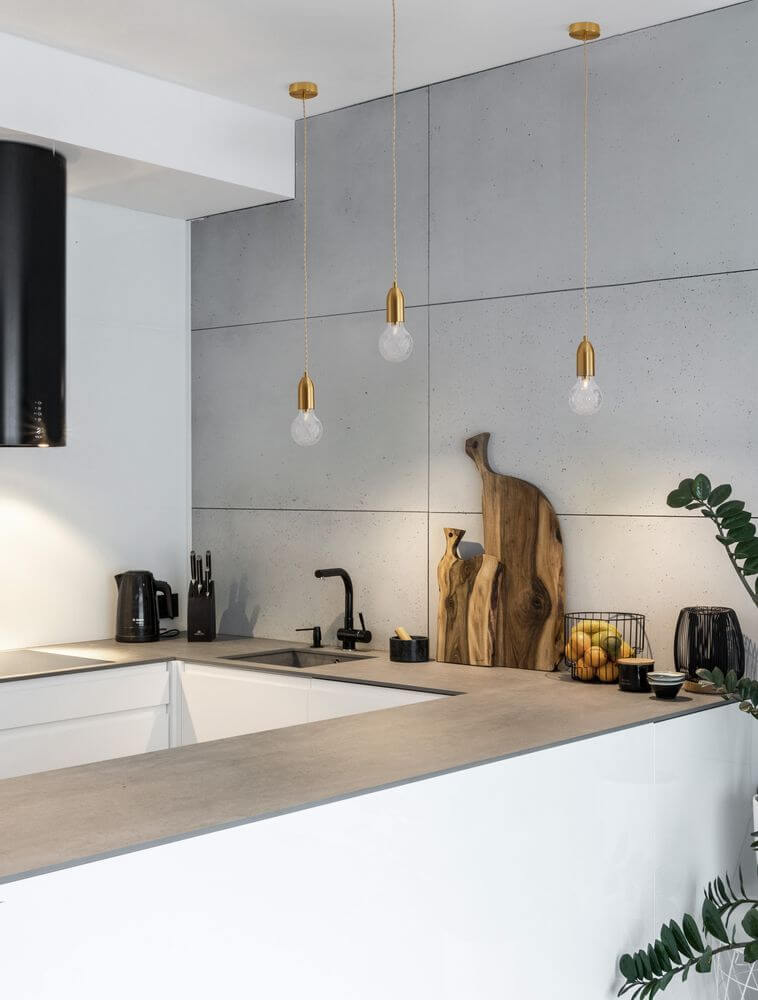 Moderne Küche mit Pendelleuchten, grauen Wänden und Holzelementen, ideal für zeitgemäße Innenräume.