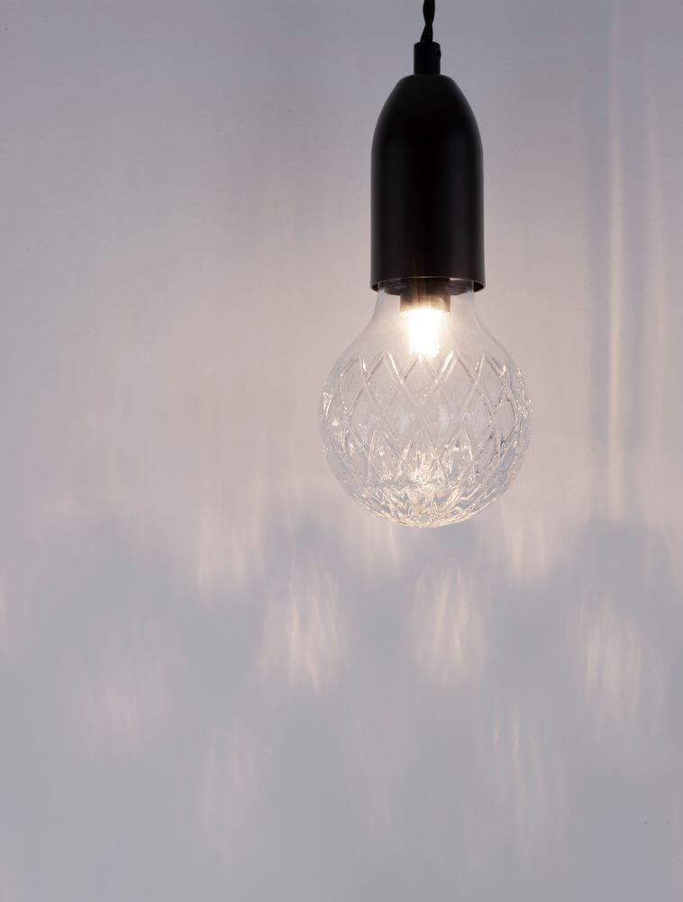 Veda Pendelleuchte G9 in Schwarz mit funkelndem Glaskörper, ideal für stilvolle Innenräume.