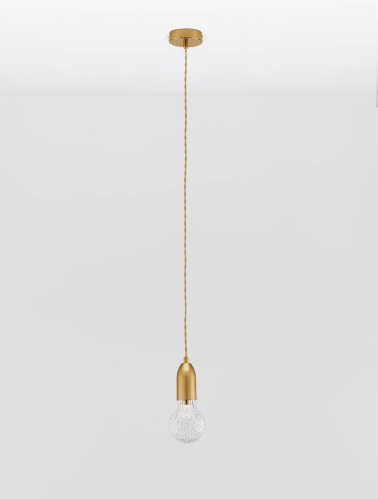 Pendelleuchte mit goldfarbenem Baldachin und dekorativer Glühbirne an einem Textilkabel.