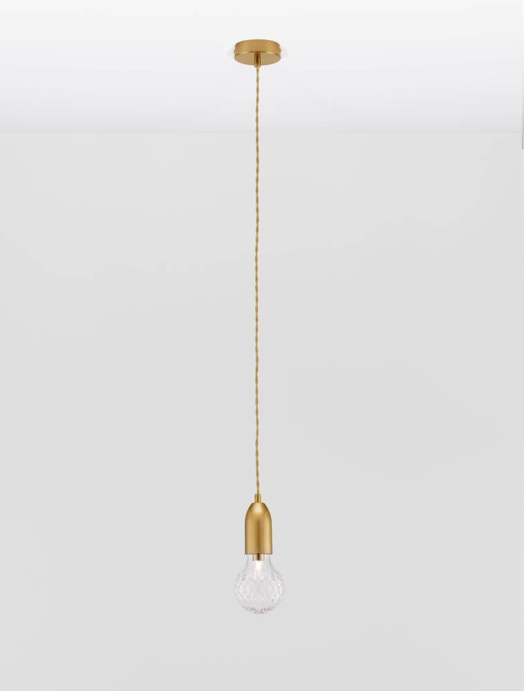 Pendelleuchte in gold mit transparenter Glühbirne, ideal für moderne Innenräume.