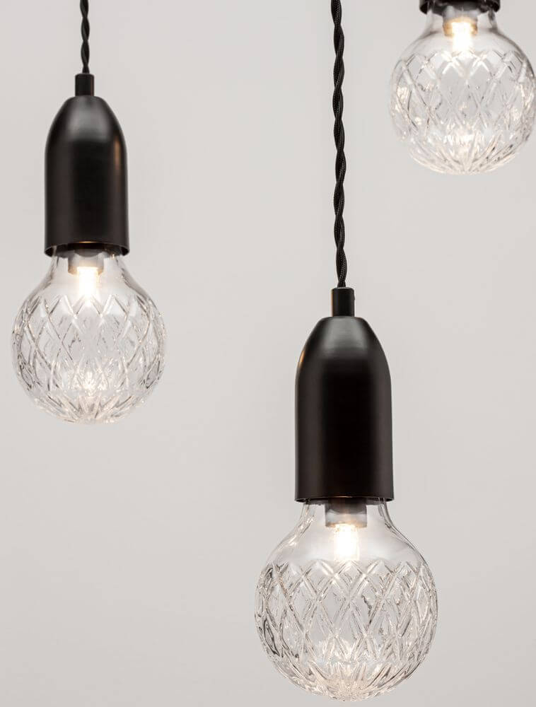 Veda Pendelleuchte mit 3 G9 Glühbirnen, elegantes Design aus Metall und Glas, ideal für modernes Zuhause.