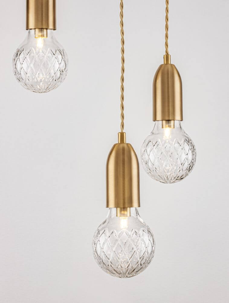 Elegante Veda Pendelleuchte mit G9 3-flammig in Metall und Kristall für modernes Wohndesign.