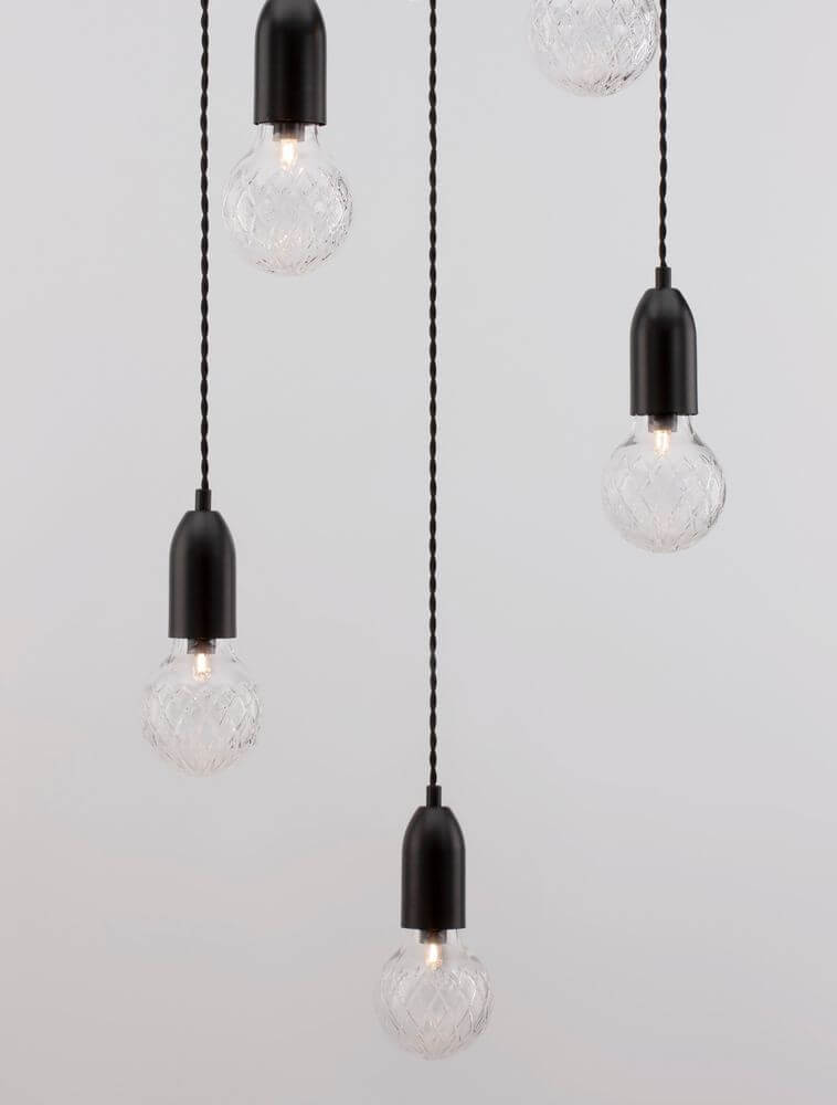 Veda Pendelleuchte G9 5-flammig mit handgeschliffenen Kristallschirmen und elegantem Design.