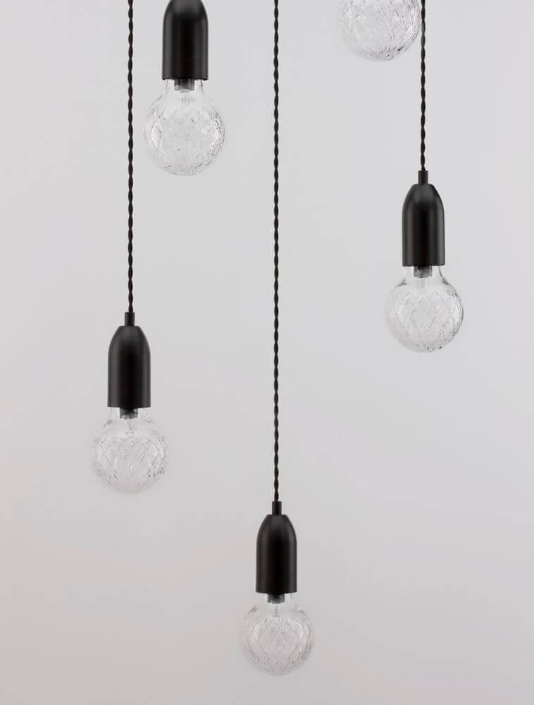 Veda Pendelleuchte mit 5 G9 Kristallschirmen und schwarzen Fassungen, 40cm Durchmesser, elegantes Design.