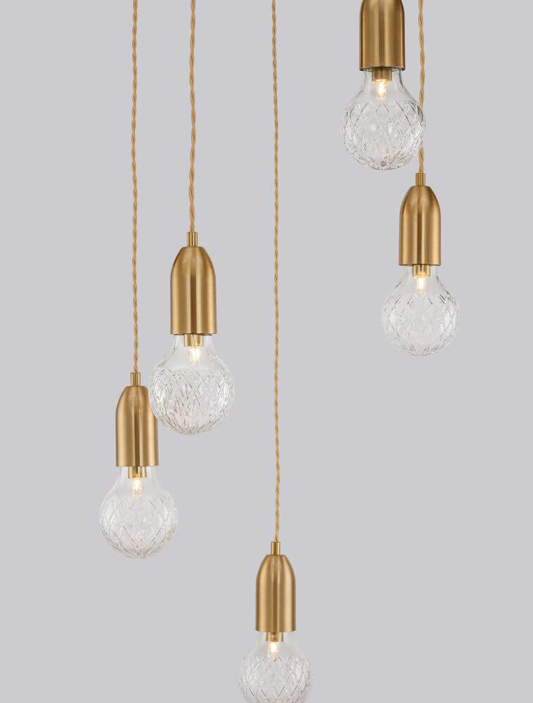 Veda Pendelleuchte G9 in Gold mit 5 Kristallschirmen, Ø 40cm, dekorative Beleuchtung für stilvolle Innenräume.