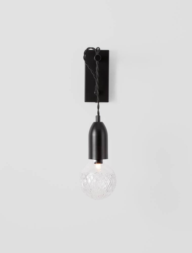 Veda Wandleuchte G9 an einer Wand mit elegantem Lampenschirm in modernem Design.