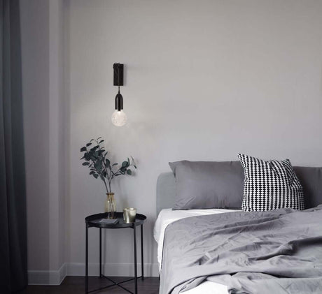 Moderne Schlafzimmeransicht mit Veda Wandleuchte G9 und stilvollem Bettzeug.