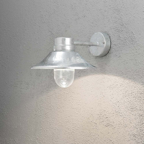 Vega LED Außen-Wandleuchte 3000K an einer grauen Wand installiert, strahlt sanftes Licht aus.