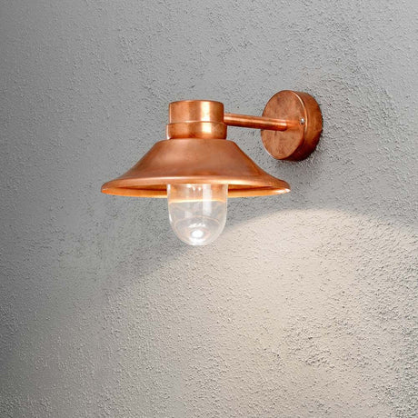 Vega LED lampa ścienna zewnętrzna 700lm, 3000K z masywnego mosiądzu, przezroczyste szkło zamontowana na ścianie.