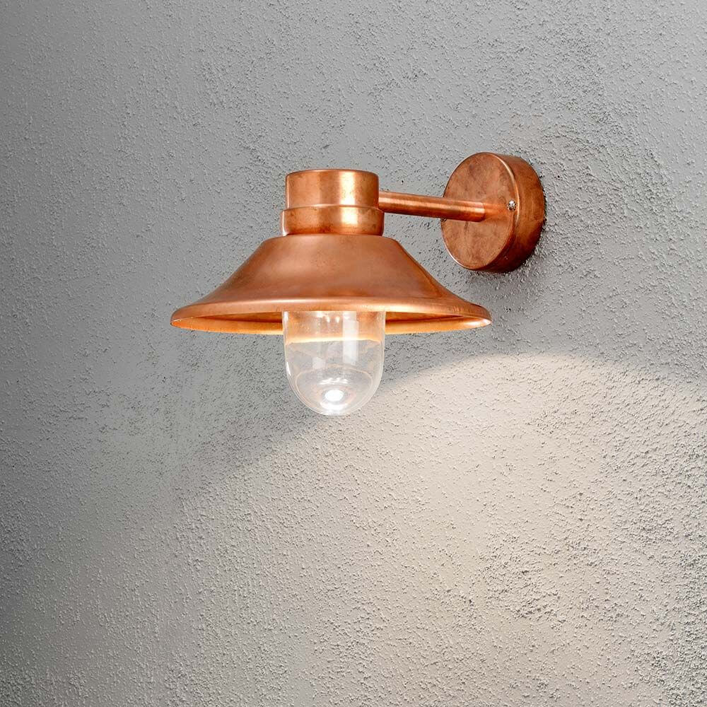 Vega LED Außen-Wandleuchte 700lm , 3000K massiver Kupfer, klares Glas an einer Wand montiert.