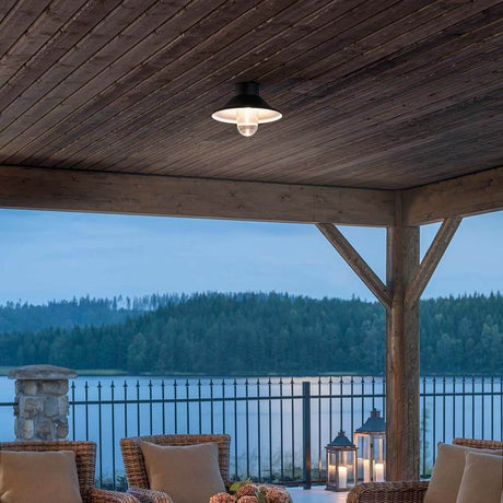 Vega LED plafoniera 700lm 3000K nera, vetro chiaro su un padiglione in legno con vista sul lago.