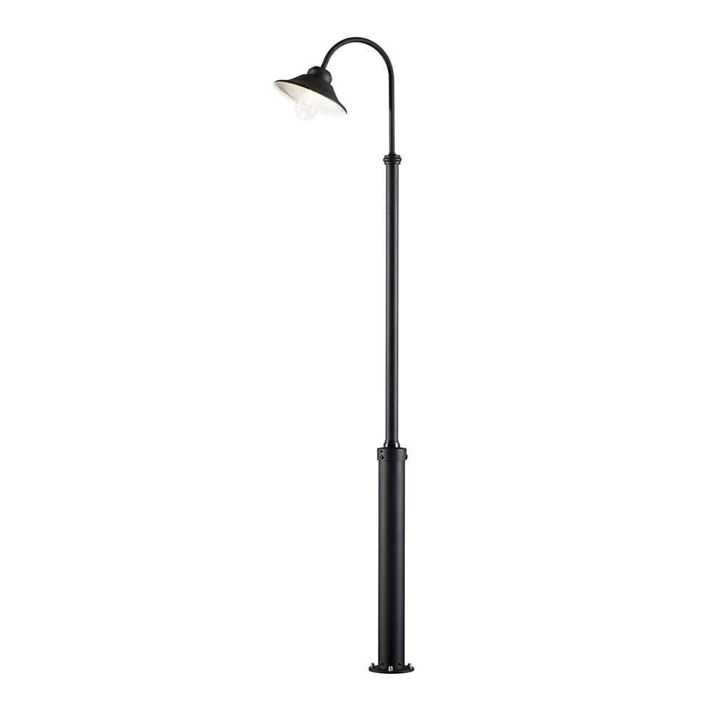 Vega LED Standleuchte 700lm , 3000K Schwarz, klares Glas moderne Außenbeleuchtung auf Betonboden.