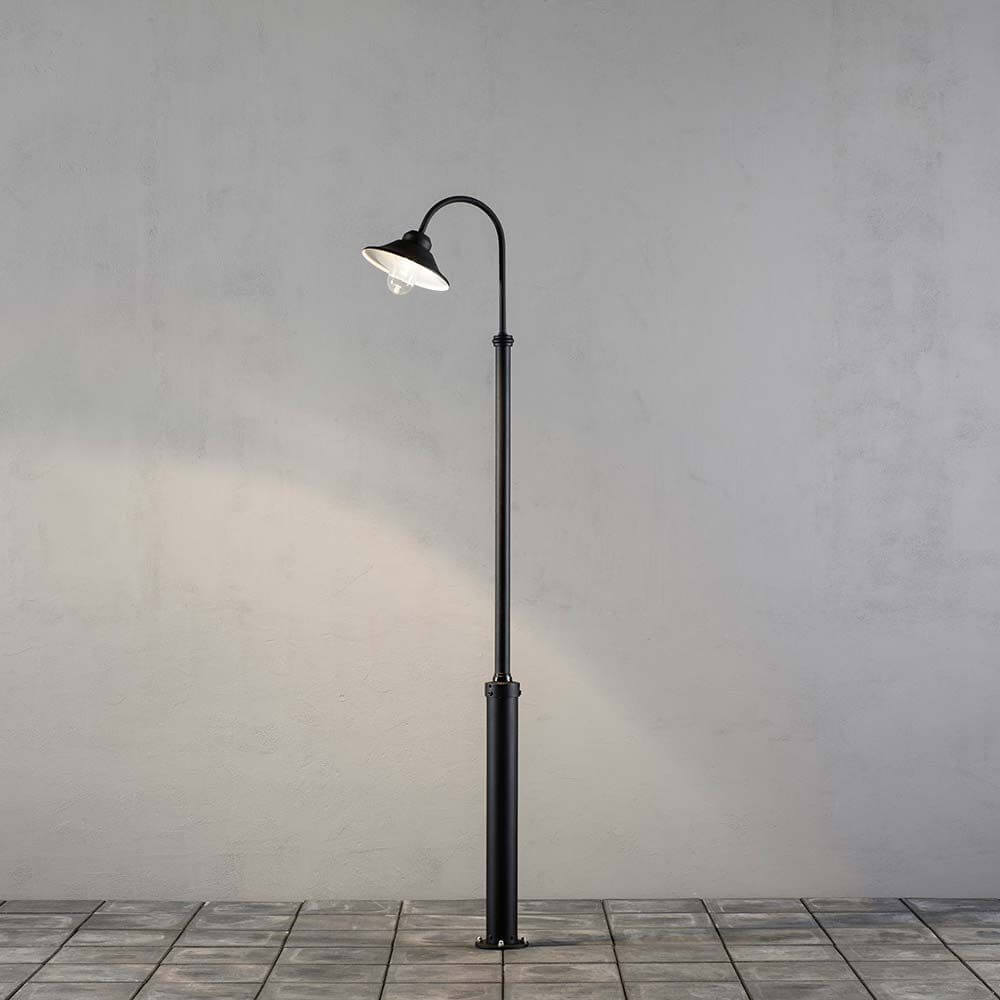 Vega LED Standleuchte 700lm , 3000K Schwarz, klares Glas auf einem hellen Boden.