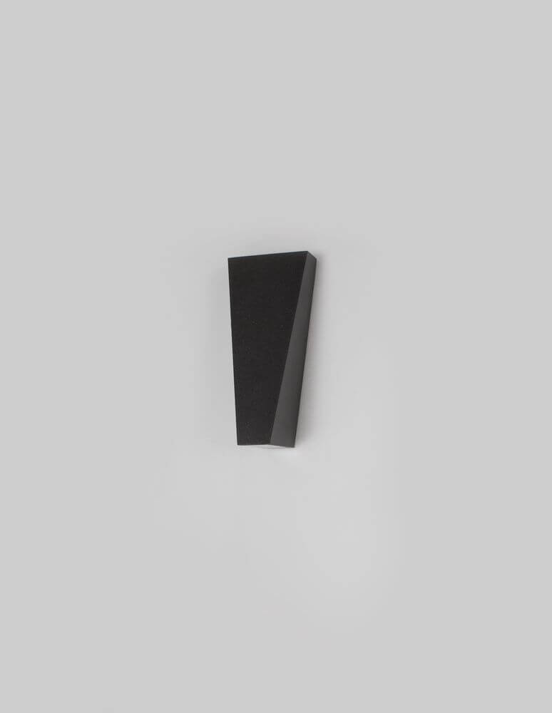 Veiro LED Außenwandleuchte 3000K Anthrazit IP65 an einer Wand montiert, modernes Design, elegantes anthrazitfarbiges Finish.