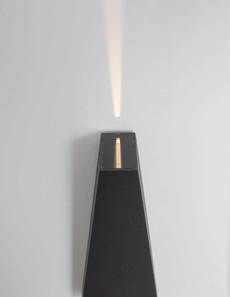 Veiro LED Außenwandleuchte 3000K Anthrazit IP65 montiert an einer Wand, strahlt warmes Licht aus.