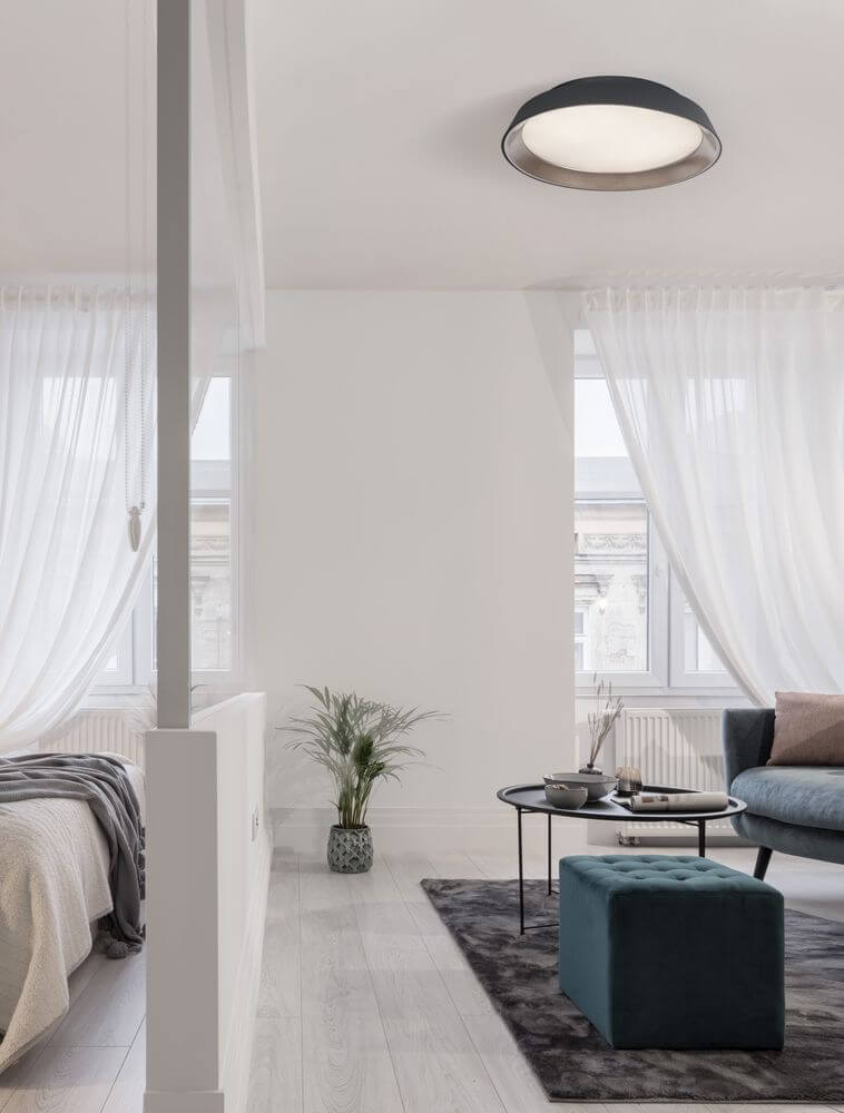 Vela LED Deckenleuchte Ø 45cm 3000K in modernem Wohnraum mit eleganter Atmosphäre.