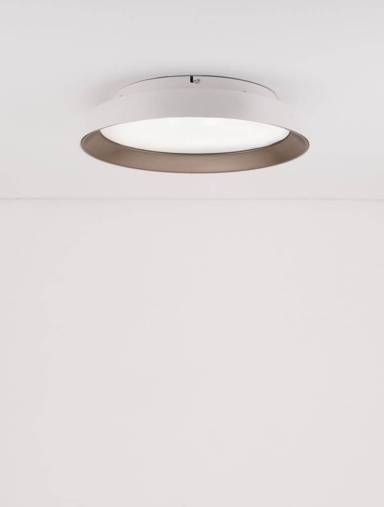 Vela LED Deckenleuchte Ø 45cm 3000K in modernem Design mit schlankem Profil in Weiß und Kaffeebraun.