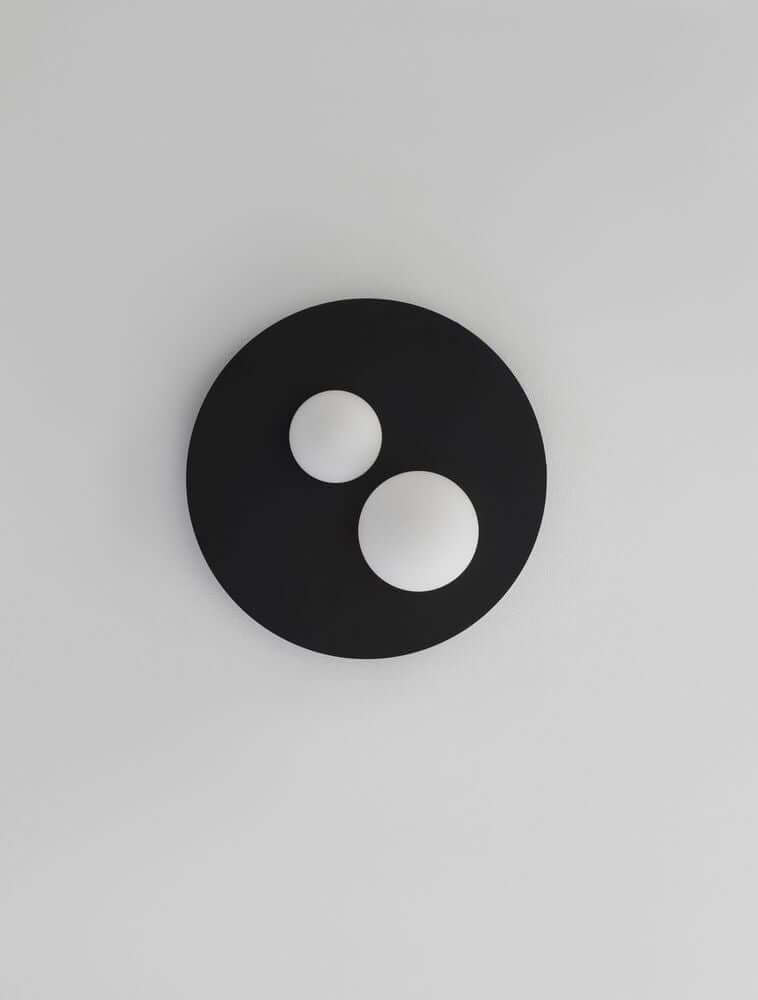 Velna LED Deckenleuchte 2-flammig Ø 40cm 3000K Schwarz mit elegantem, modernem Design in Schwarz und Weiß.