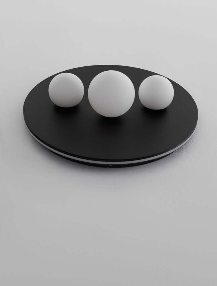 Velna LED Deckenleuchte 3-flammig Ø 49,5cm 3000K Schwarz mit drei Glaskugeln auf schwarzem Hintergrund.