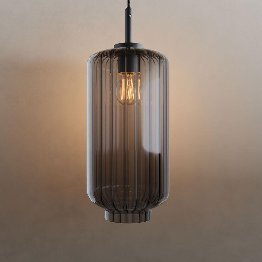 s.luce Velo Glas-Pendelleuchte Aufhängung 150cm Schwarz in rauchglasfarbenem Design beleuchtet.