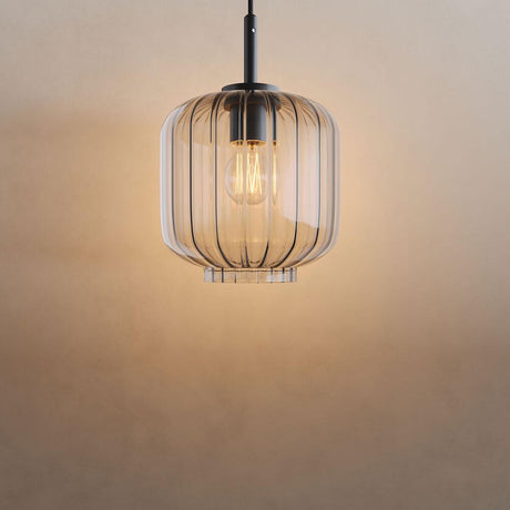 s.luce Velo Glas-Pendelleuchte Aufhängung 150cm Schwarz mit stilvollem, geschliffenen Glasdesign in Rauchfarbe.
