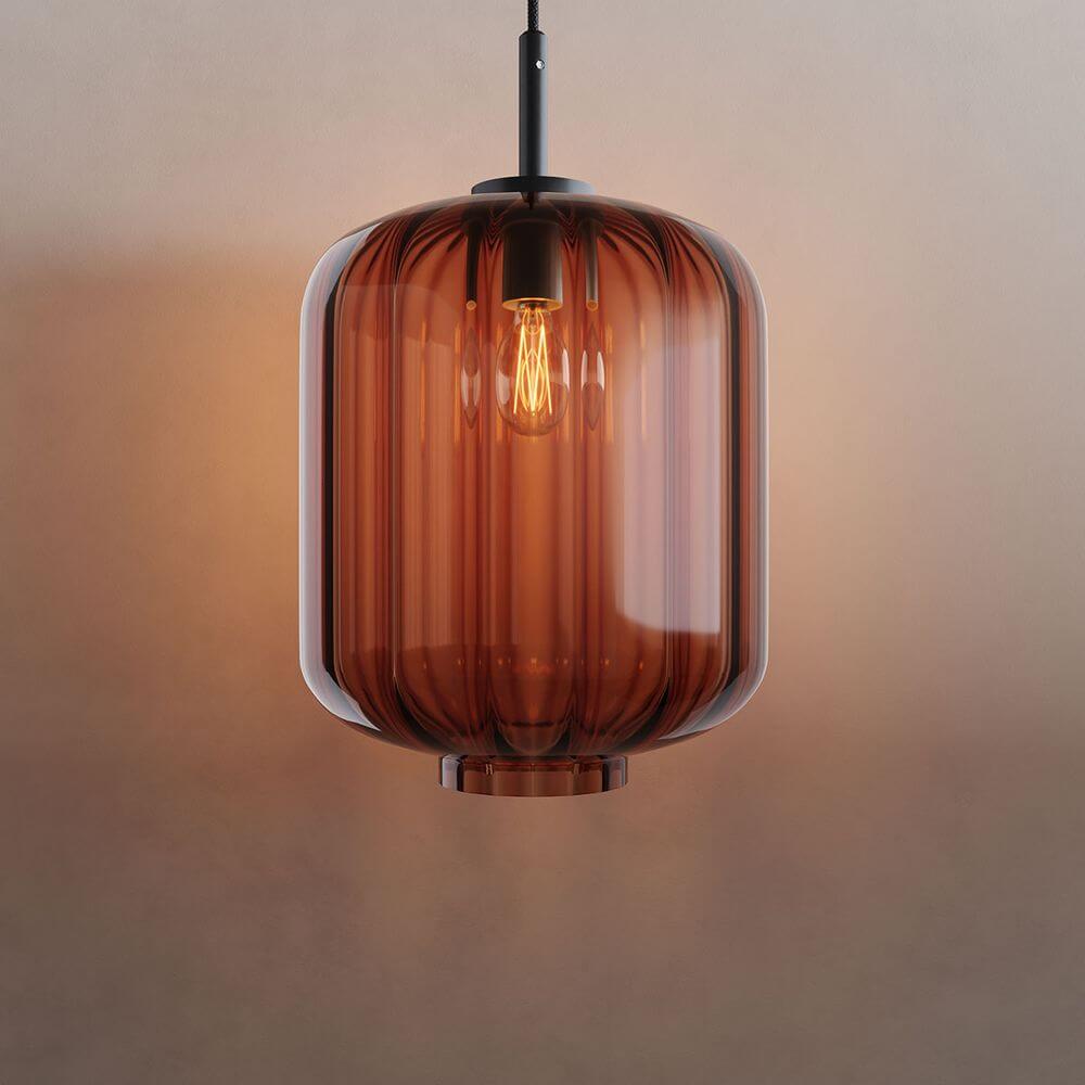 s.luce Velo Glas-Pendelleuchte in Braun mit elegantem, vertikalem Schliff und stilvollem Design für modernen Wohnraum.