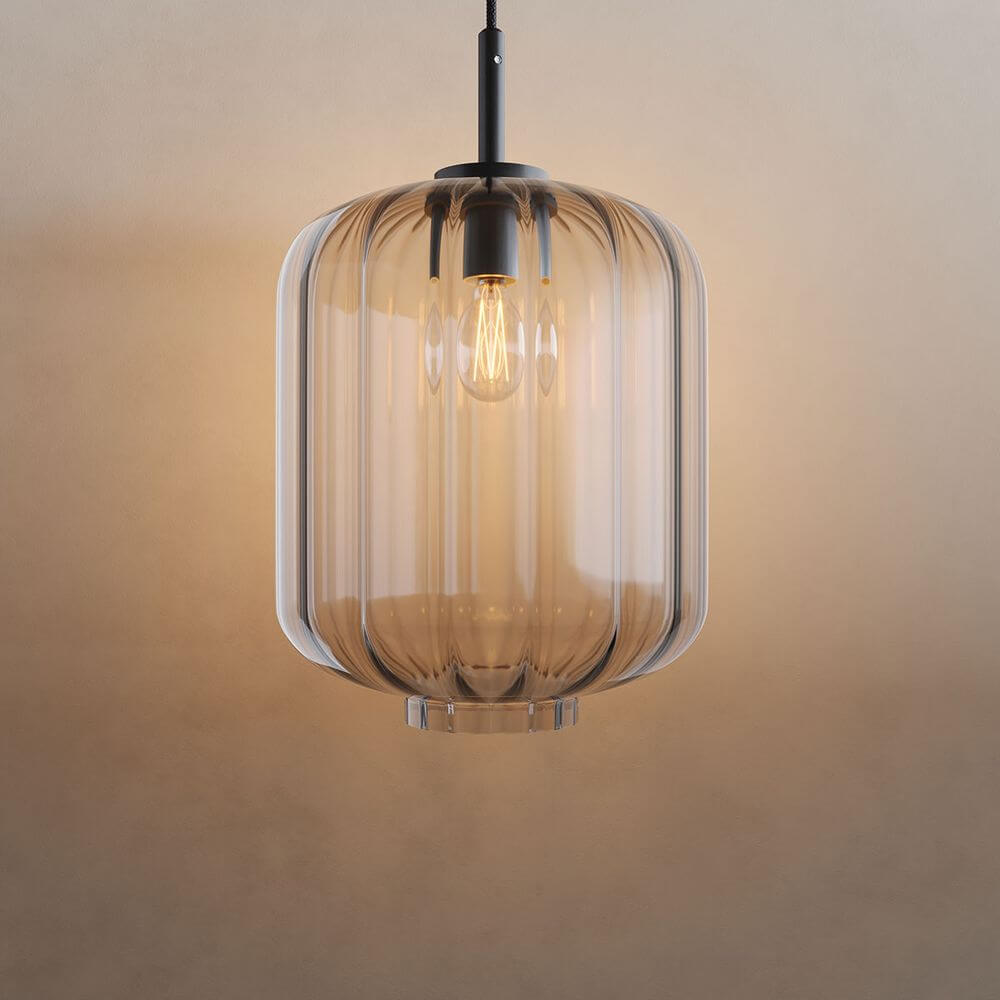 s.luce Velo Galerie Pendelleuchte in Schwarz mit eleganter Glasoberfläche und vertikalem Schliff.