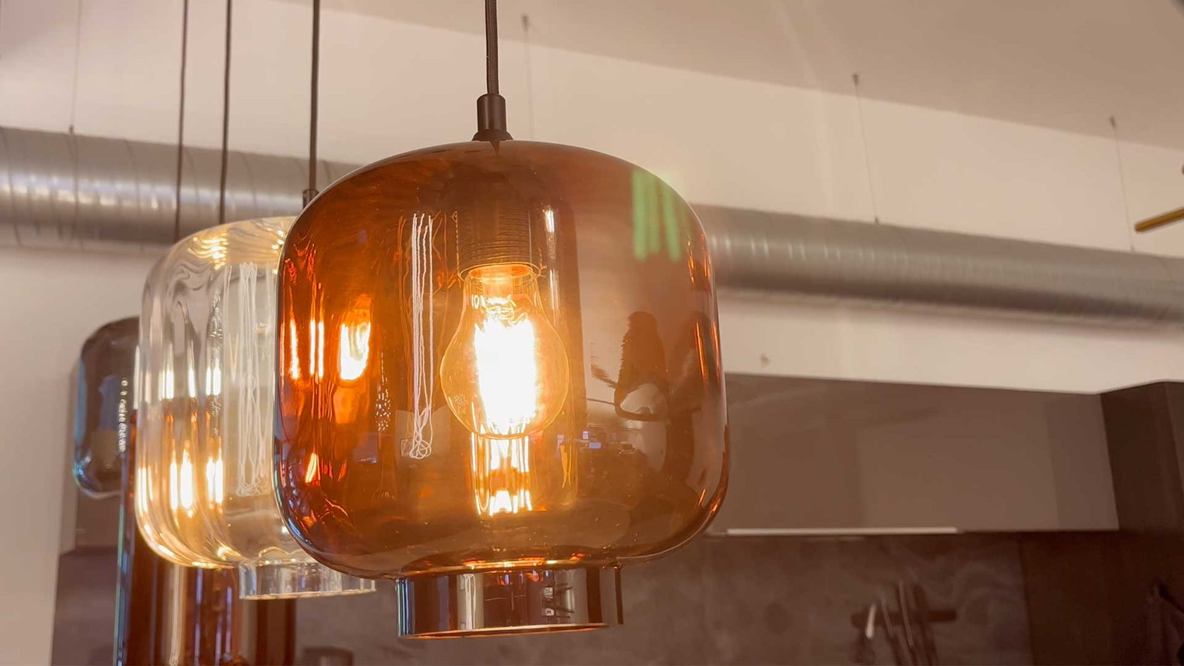 Elegante hängende Lampen in warmem Licht, perfektes Ambiente für jedes Zuhause