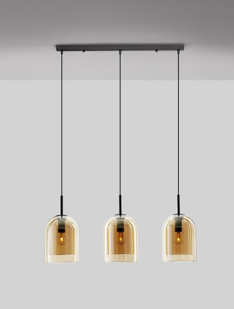 Moderne Velor Pendelleuchte in Schwarz mit 3 bernsteinfarbenen Glasschirmen, geeignet für E27 Leuchtmittel.