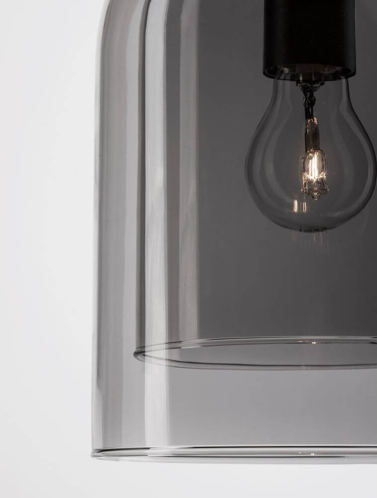 Detailansicht der Velor Pendelleuchte mit E27 Fassung und rauchigem Glas - perfekt für Art-Deco-Interior.