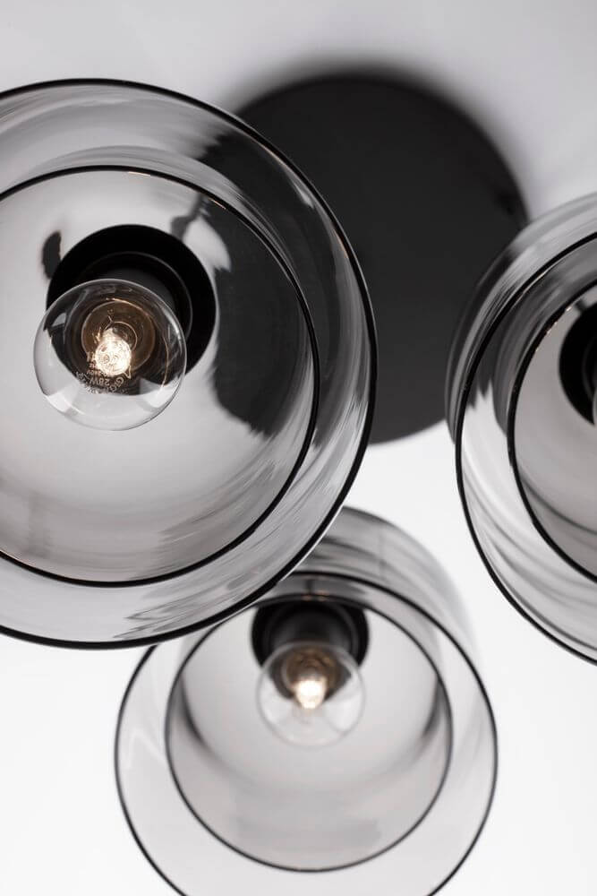 Detailansicht der VELOR Pendelleuchte mit drei transparenten Glaskugeln und E27-Fassungen.