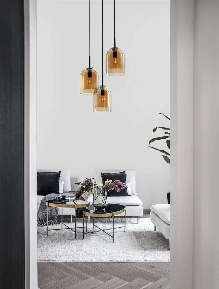 Moderne Hängelampe VELOR in Bernsteinfarben im Art-Deco-Wohnzimmer mit minimalistischem Design.