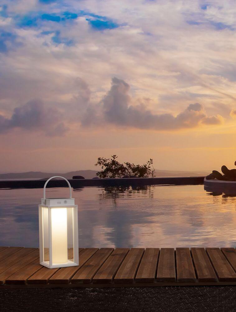 Verhal LED Außenstehleuchte 3000K Solar IP54 stilvoll am Pool bei Sonnenuntergang.