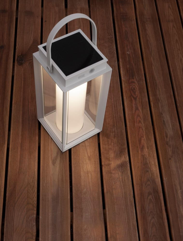 Verhal LED Außenstehleuchte 3000K Solar IP54 auf Holzoberfläche, stilvolles Design für Outdoor-Nutzung.