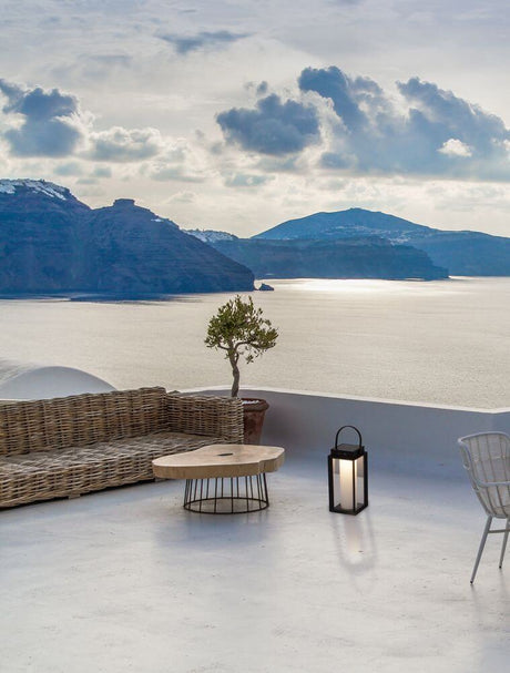 Verhal LED Außenstehleuchte 3000K Solar IP54 auf einer modernen Terrasse mit Meerblick.