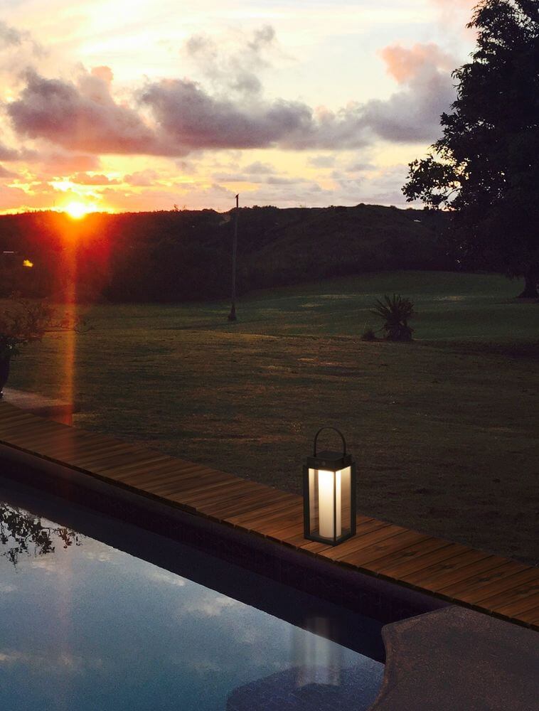 Verhal LED Außenstehleuchte 3000K Solar IP54 am Pool bei Sonnenuntergang, stilvolle Beleuchtung für den Außenbereich.