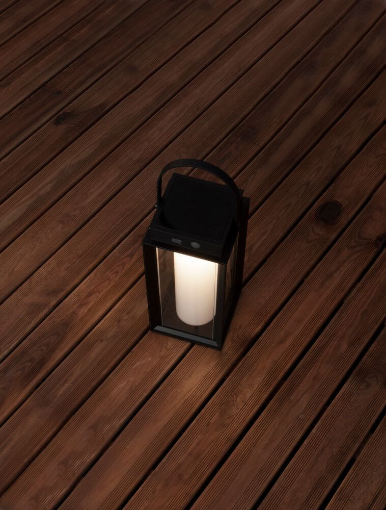 Verhal LED Außenstehleuchte 3000K Solar IP54 auf Holzdeck, elegantes Design mit integrierter LED-Beleuchtung.