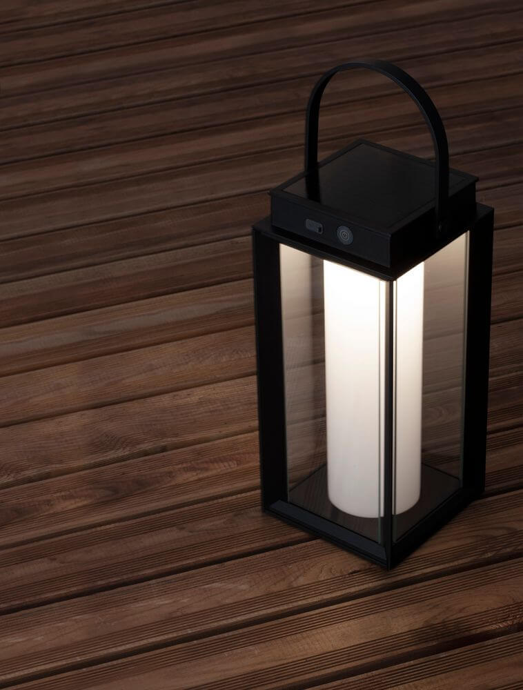Verhal LED Außenstehleuchte 3000K Solar IP54 auf Holzuntergrund, modernes Design mit schwarzem Aluminium und Glas.