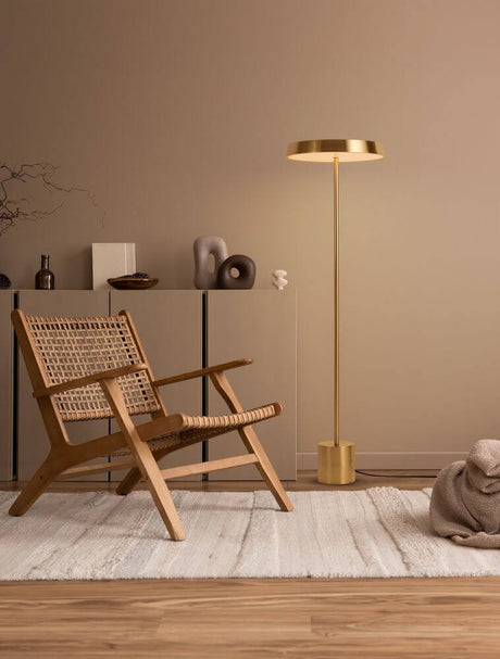 Vetro LED floor lamp H 136cm Ø 40cm 3000K in a modern room with a wooden chair and a neutral tone.