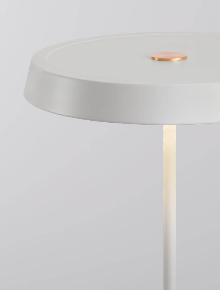 Vetro LED Stehlampe H 136cm Ø 40cm 3000K mit hochwertigem Design und mattem weißen Finish.