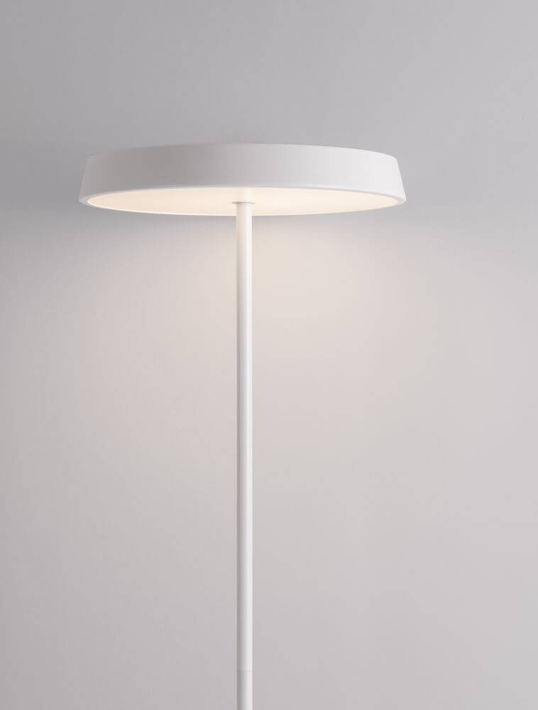 Vetro LED Stehlampe H 136cm Ø 40cm 3000K in elegantem Design mit mattem weißen Finish.