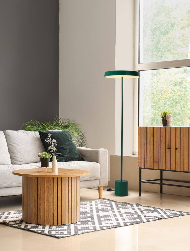 Vetro LED Stehlampe H 136cm Ø 40cm 3000K in modernem Wohnraum mit Holzmöbeln und grauer Wand.