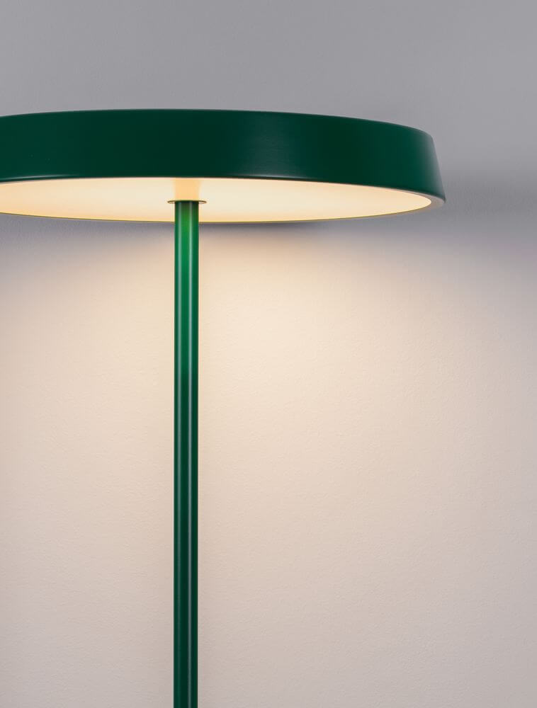 Vetro LED Stehlampe H 136cm Ø 40cm 3000K, grüne Lampe mit minimalistischen Design und warmem Licht.