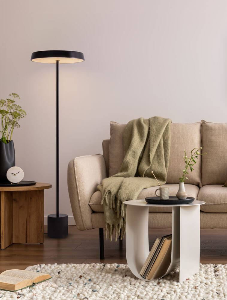 Vetro LED Stehlampe H 136cm Ø 40cm 3000K in modernem Wohnzimmer mit Sofa und Tisch.