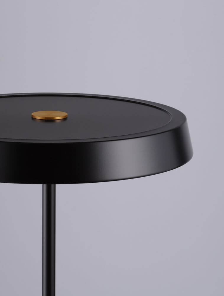 Vetro LED Stehlampe H 136cm Ø 40cm 3000K mit elegantem Schwarz und goldenen Akzenten.