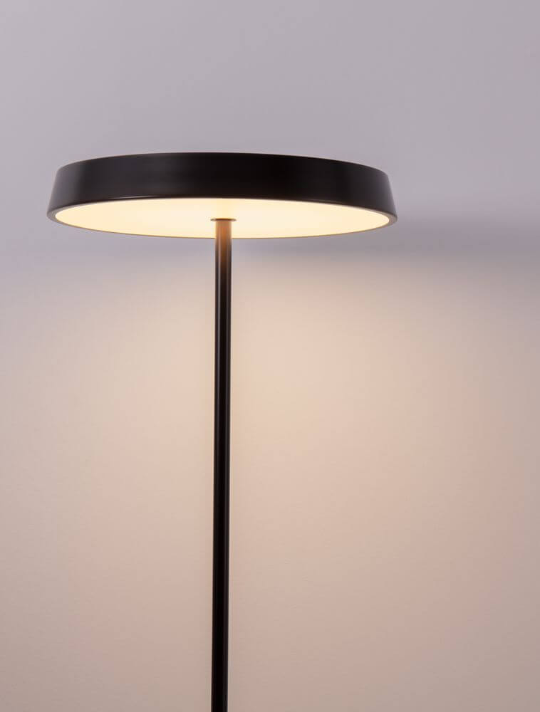 Vetro LED Stehlampe H 136cm Ø 40cm 3000K, elegante Stehlampe mit minimalistischer Form und warmem Licht.